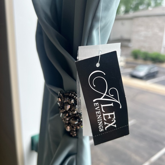 🆕 💎👗 Alex Evenings Light Blue Draped Sheath Dress with Jeweled Accent | Size 4 - Picture 13 of 16